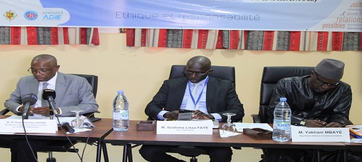 El Hadj Kassé à gauche accompagné de Lissa Faye au milieu et de Yakham Mbaye à droite. El Hadj Kassé à gauche accompagné de Lissa Faye au milieu et de Yakham Mbaye à droite.