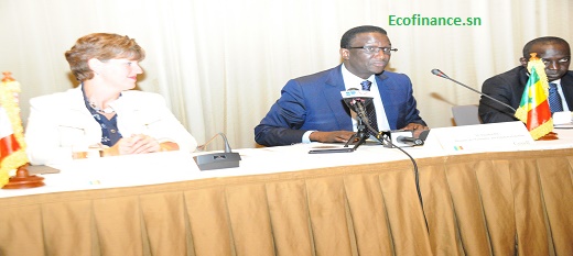 Amadou Bâ, ministre sénégalais en charge de l'Economie au milieu. Amadou Bâ, ministre sénégalais en charge de l'Economie au milieu.