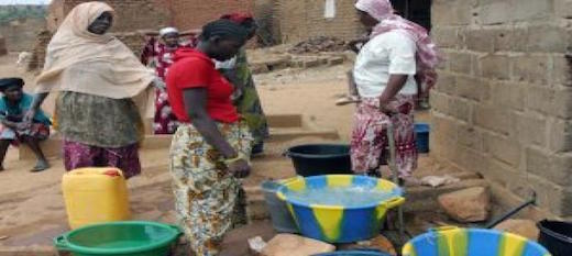 Des femmes maliennes s'approvisionnent en eau potable. Des femmes maliennes s'approvisionnent en eau potable.