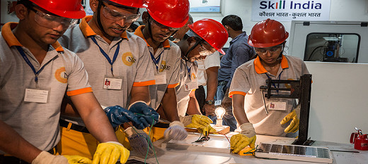 Des travailleurs dans une usine indienne de fabrication de produits solaires. Des travailleurs dans une usine indienne de fabrication de produits solaires.