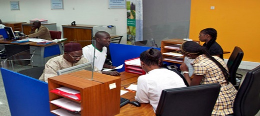 Les agents du guichet unique de l'Apix reçoivent les entrepreneurs venus créer leur Sarl. Les agents du guichet unique de l'Apix reçoivent les entrepreneurs venus créer leur Sarl.