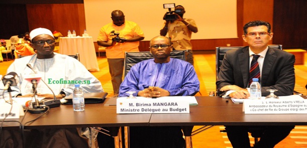 Birima Mangara, ministre du Budget, en bleu, lors de la réuinon entre le gouvernement et les partenaires techniques et financiers.
