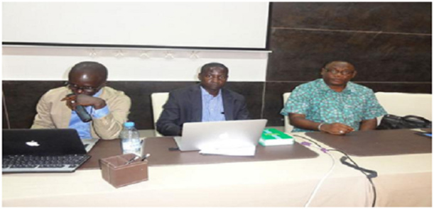 Agrégé de droit privé et des sciences criminelles, Dieunedort Nzouabeth, en chemise verte, explique aux membres du Cojes les mesures curatives des entreprises en difficultés. Agrégé de droit privé et des sciences criminelles, Dieunedort Nzouabeth, en chemise verte, explique aux membres du Cojes les mesures curatives des entreprises en difficultés.