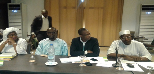 Le Dg de l'Armp et le président du Cojes au milieu suivent avec intérêt les recours sur les marchés de fourniture et les appels d'offres ouverts soumis au comité de règlement des différends. Le Dg de l'Armp et le président du Cojes au milieu suivent avec intérêt les recours sur les marchés de fourniture et les appels d'offres ouverts soumis au comité de règlement des différends.