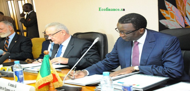 Amadou Bâ, à droite, et Neven Mimica, signant le protocole de financement des fermes Nanntaguées exécutées par Anida.