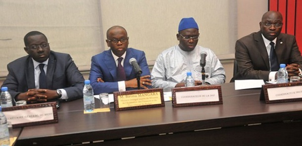 Le ministre du Budget et le secrétaire général du ministère de l'Economie, des Finances et du Plan, à gauche, lors d'un atelier sur les finances publiques. Le ministre du Budget et le secrétaire général du ministère de l'Economie, des Finances et du Plan, à gauche, lors d'un atelier sur les finances publiques.