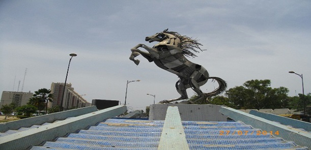 la Statue du cheval, en face Rts, trônant majestueusement érigée et dont les jets d’eau égaillaient les lieux est devenue un tas de rouille dans une broussaille. la Statue du cheval, en face Rts, trônant majestueusement érigée et dont les jets d’eau égaillaient les lieux est devenue un tas de rouille dans une broussaille.