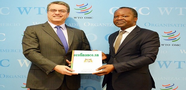 L’Ambassadeur Eloi Laourou, à droite, a présenté l’instrument d'acceptation, par le Bénin, du Protocole de 2005 portant modification de l’Accord de l’Omc sur les Adpic au directeur général Roberto Azevêdo.