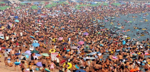 Une marée humaine envahit les cités balnéaires du Sénégal. Une marée humaine envahit les cités balnéaires du Sénégal.