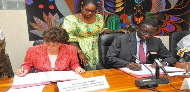 Amadou Bâ et Louise J. Cord, lors de la signature d'une convention de financement. Amadou Bâ et Louise J. Cord, lors de la signature d'une convention de financement.