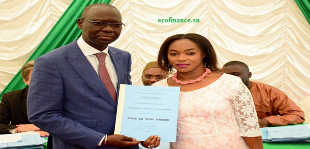 Macodou Guèye, Dg Pagef, remettant un ayant-droit son titre foncier. Macodou Guèye, Dg Pagef, remettant un ayant-droit son titre foncier.