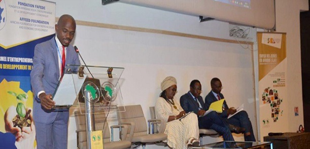 Vue du présidium lors du lancement de la formation ''Agripreneur à zéro franc''. Vue du présidium lors du lancement de la formation ''Agripreneur à zéro franc''.