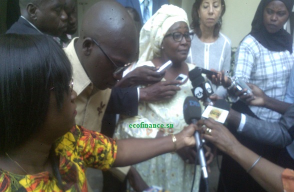 Ayta Sarr Seck, chef de division prévention et contrôle de la pollution et nuisance à la Deec s'exprimant à la presse.
