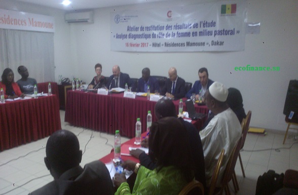 Le représentant du ministre de l'Elevage à côte des représentants de la Fao à droite et de la coopération espagnole à gauche. Le représentant du ministre de l'Elevage à côte des représentants de la Fao à droite et de la coopération espagnole à gauche.