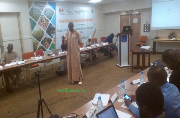 Dr Ibrahima Hathie présentant les résultats de l'évaluation de l'impact du changement climatique sur l'agriculture. Dr Ibrahima Hathie présentant les résultats de l'évaluation de l'impact du changement climatique sur l'agriculture.