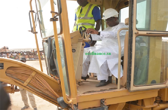 Macky Sall lançant les travaux du projet de réhabilitation de la route nationale 2 et de désenclavement de l’île à Morphil.