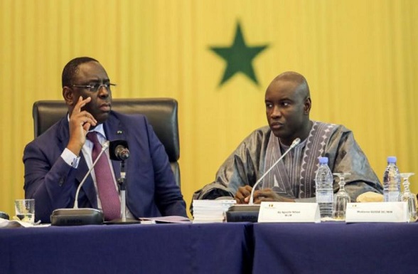 A droite, Aly Ngouille Ndiaye, ministre en charge des Mines, à côté du président Macky Sall.