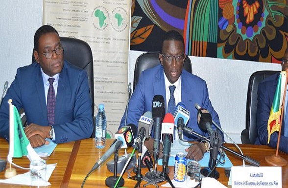 Amadou Ba et Janvier Litse signant l’accord de prêt relatif au financement du projet de construction du Pont de Rosso. Amadou Ba et Janvier Litse signant l’accord de prêt relatif au financement du projet de construction du Pont de Rosso.