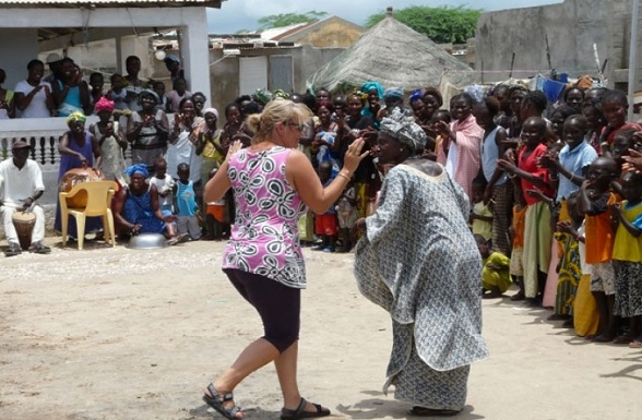 Un touriste exprimant sa solidarité à la population villageoise sénégalaise à travers une séance de tam-tam. Un touriste exprimant sa solidarité à la population villageoise sénégalaise à travers une séance de tam-tam.