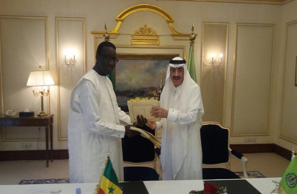 Amadou Bâ et Dr Bandar Mohammed Hajjar échange du document de signature de l'accord de financement au profit du pastoralisme. Amadou Bâ et Dr Bandar Mohammed Hajjar échange du document de signature de l'accord de financement au profit du pastoralisme.