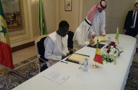 Amadou Bâ et Bandar Mohammed Hajjar signant l'accord de financement train express régional. Amadou Bâ et Bandar Mohammed Hajjar signant l'accord de financement train express régional.