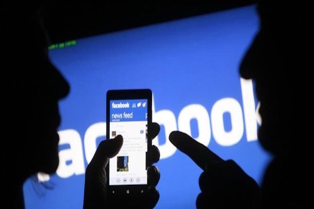 Fake news : Facebook veut mettre en avant les sources des informations Fake news : Facebook veut mettre en avant les sources des informations