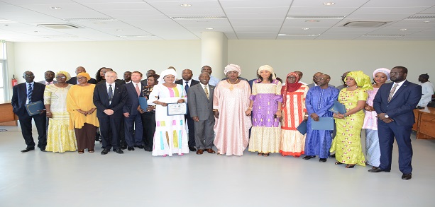 Remise de certificats aux agents du contrôle de la qualité en sûreté de l’aviation civile