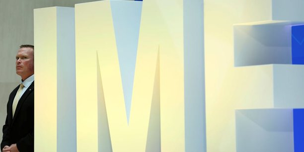 Un agent de sécurité à côté du logo du Fonds monétaire international au siège du FMI à Washington, États-Unis, le 19 avril 2017. (Crédits : Reuters) Un agent de sécurité à côté du logo du Fonds monétaire international au siège du FMI à Washington, États-Unis, le 19 avril 2017. (Crédits : Reuters)