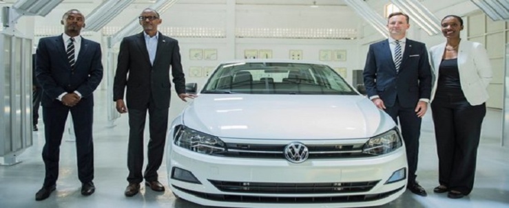 Le Président Paul KAGAME, avec ses partenaires allemands à côté du premier véhicule Volkswagen ''Made in Rwanda''. Le Président Paul KAGAME, avec ses partenaires allemands à côté du premier véhicule Volkswagen ''Made in Rwanda''.