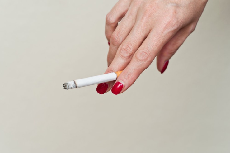 Fumer favorise l’apparition de l’acné et l’obstruction des pores