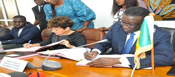 Au milieu, Louise CORD, signant l'accord de financement du PEAMIR.
