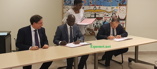 Signature du Protocole d'accord entre Jean Pierre Lacombe et Mamadou Ndiaye (CREPMF-UEMOA), Signature du Protocole d'accord entre Jean Pierre Lacombe et Mamadou Ndiaye (CREPMF-UEMOA),