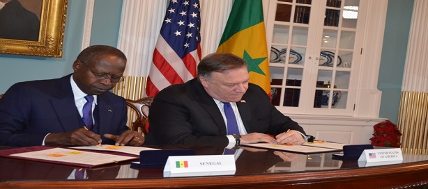 Signature du second Compact du MCC entre le premier Ministre sénégalais, Mahammed B. A. Dionne et le secrétaire d’État américain, Michael Pompeo. Signature du second Compact du MCC entre le premier Ministre sénégalais, Mahammed B. A. Dionne et le secrétaire d’État américain, Michael Pompeo.
