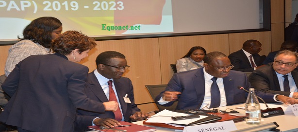 Signature d'un accord de financement pour le développement humain entre la Banque mondiale et le Sénégal, en présence du chef de l'Etat sénégalais. Signature d'un accord de financement pour le développement humain entre la Banque mondiale et le Sénégal, en présence du chef de l'Etat sénégalais.