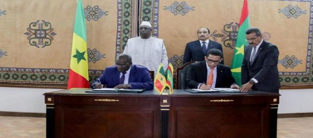 Les ministres sénégalais et mauritaniens en charge du pétrole et du gaz signant les premiers accords en présence des chefs d'Etat de ces deux pays. Les ministres sénégalais et mauritaniens en charge du pétrole et du gaz signant les premiers accords en présence des chefs d'Etat de ces deux pays.