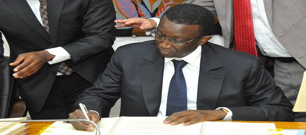 Amadou Bâ signant les quatre accords de financement de la BID. Amadou Bâ signant les quatre accords de financement de la BID.
