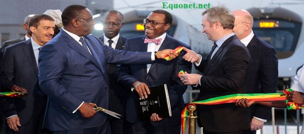 Macky Sall coupant le ruban lors de l'inauguration du TER en présence des partenaires au développement. Macky Sall coupant le ruban lors de l'inauguration du TER en présence des partenaires au développement.