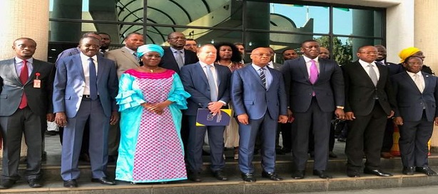 La Banque africaine de développement et la CEDEAO signent un accord portant sur l'étude de l'autoroute du corridor Abidjan-Lagos. La Banque africaine de développement et la CEDEAO signent un accord portant sur l'étude de l'autoroute du corridor Abidjan-Lagos.