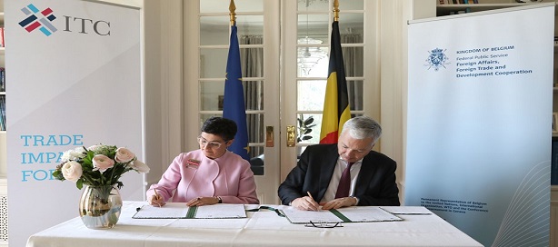 Le vice-premier ministre et ministre des Affaires étrangères et des Affaires européennes de Belgique, Didier Reynders, et la directrice exécutive du Centre du commerce international, Arancha González, signant l'accord de financement. Le vice-premier ministre et ministre des Affaires étrangères et des Affaires européennes de Belgique, Didier Reynders, et la directrice exécutive du Centre du commerce international, Arancha González, signant l'accord de financement.