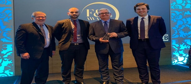 De gauche à droite : Jim Linden, consultant technique, Yanis Frikha, directeur Développement produit de Total Lubrifiants – Liquides de refroidissement et fluides de transmission, Thierry Gourault, directeur Automotive de Total Lubrifiants , et Thomas Gillet, ingénieur produit de Total Lubrifiants – Transmissions. De gauche à droite : Jim Linden, consultant technique, Yanis Frikha, directeur Développement produit de Total Lubrifiants – Liquides de refroidissement et fluides de transmission, Thierry Gourault, directeur Automotive de Total Lubrifiants , et Thomas Gillet, ingénieur produit de Total Lubrifiants – Transmissions.