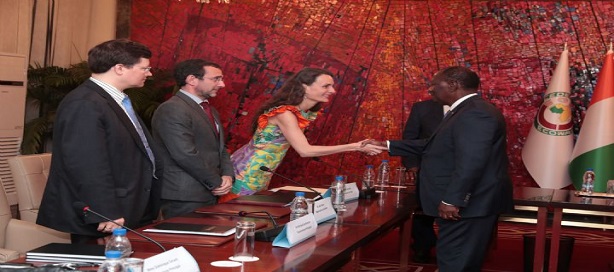 Le président ivoirien Alassane Ouattara serrant la main à Céline Allard, chef de mission Fmi.