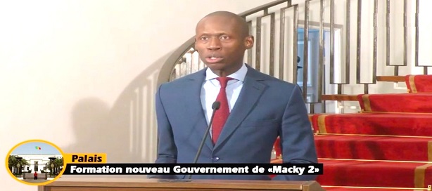 Le secrétaire général du gouvernement, Maxime Jean Simon Ndiaye, annonçant la liste du nouveau gouvernement. Le secrétaire général du gouvernement, Maxime Jean Simon Ndiaye, annonçant la liste du nouveau gouvernement.