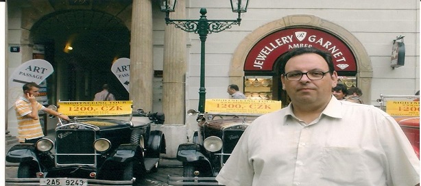 Isidoros Karderinis, romancier, poète et éditorialiste. Isidoros Karderinis, romancier, poète et éditorialiste.