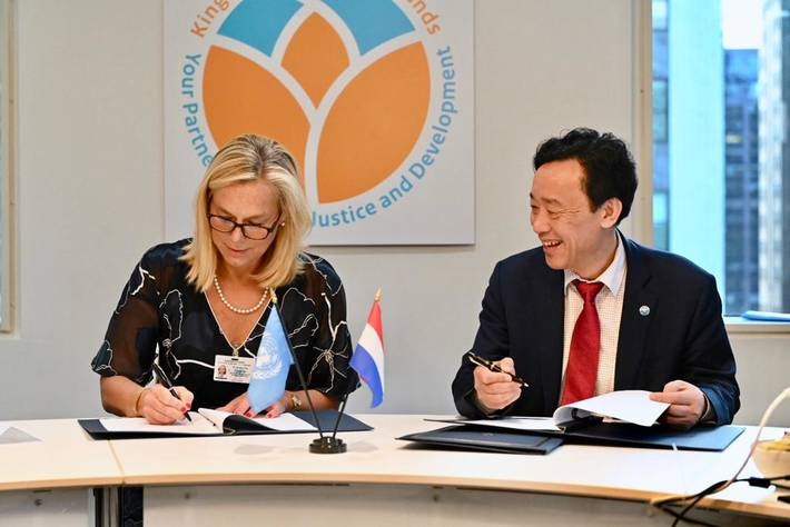 Mme Sigrid A.M. Kaag, Ministre néerlandaise du commerce extérieur et de la coopération pour le développement et M. Qu Dongyu, Directeur général de la FAO, signent l’accord de financement à New York. Mme Sigrid A.M. Kaag, Ministre néerlandaise du commerce extérieur et de la coopération pour le développement et M. Qu Dongyu, Directeur général de la FAO, signent l’accord de financement à New York.