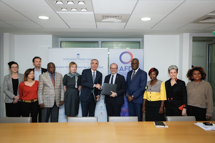 Rémy RIOUX, directeur général de l'AFD, Pierre-Yves REVOL, président de la Fondation Pierre Fabre et Béatrice GARRETTE, directrice générale lors de la signature d'une convention de financement.