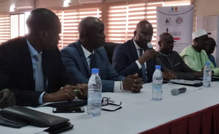 Au milieu Mansa Oualy, coordonnateur du Padef-Ej lors de la cérémonie d'ouverture de l'atelier d'information du Cojes. Au milieu Mansa Oualy, coordonnateur du Padef-Ej lors de la cérémonie d'ouverture de l'atelier d'information du Cojes.