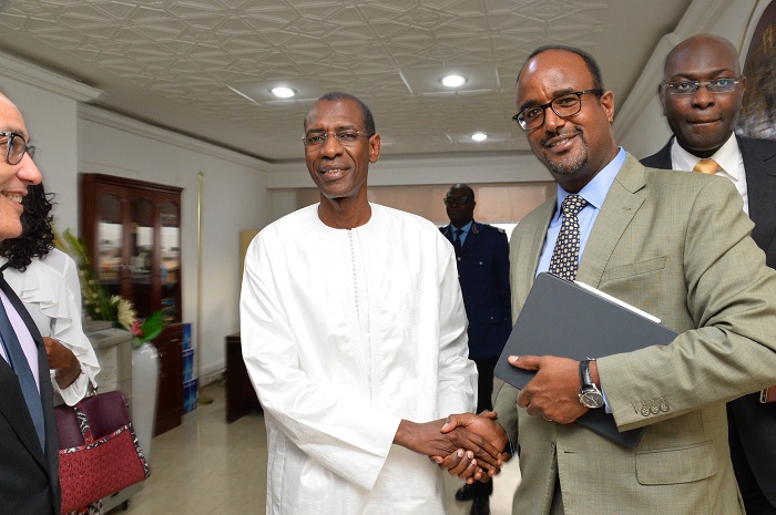 Abdoulaye Daouda Diallo, en caftan blanc, ministre sénégalais des Finances et du Budget et Nathan Belete, directeur des opérations de la Banque mondiale au Sénégal Abdoulaye Daouda Diallo, en caftan blanc, ministre sénégalais des Finances et du Budget et Nathan Belete, directeur des opérations de la Banque mondiale au Sénégal