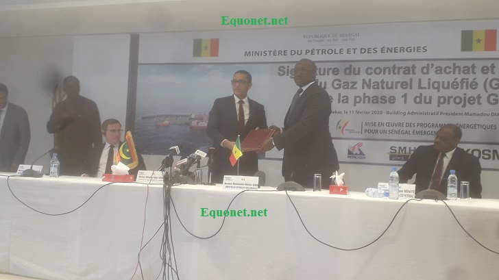 Les ministres sénégalais et mauritaniens approuvant la signature du contrat d'achat et de vente du gaz naturel liquéfié de GTA. Les ministres sénégalais et mauritaniens approuvant la signature du contrat d'achat et de vente du gaz naturel liquéfié de GTA.