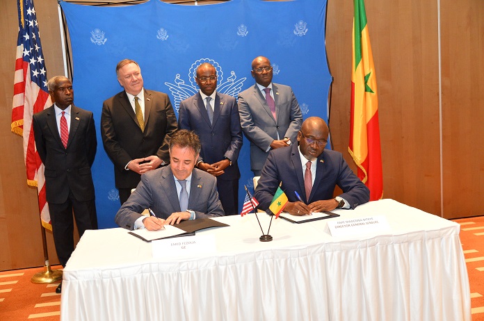 Signature des protocoles d'entente les DG de Senelec et de Weldy Lamont.