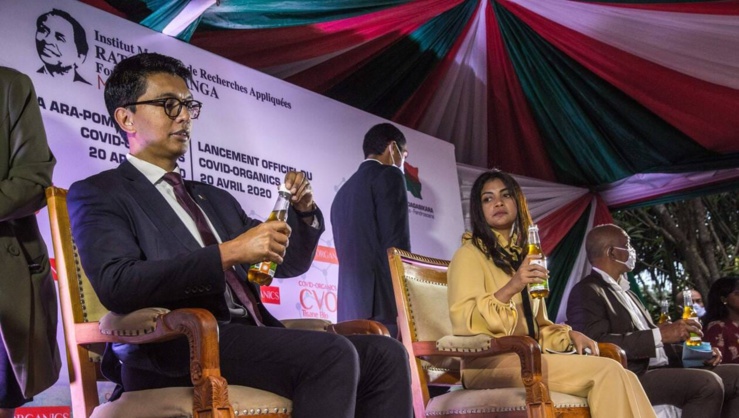 Le président malgache avec son remède contre le covid19.